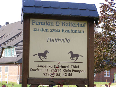 Einfahrtsschild - zu den zwei Kastanien